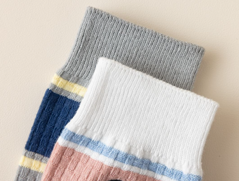 Women’s Crew Sock Embroidered Puppy Pattern