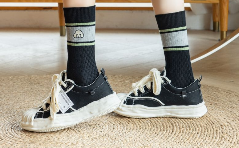Women’s Crew Sock Embroidered Puppy Pattern