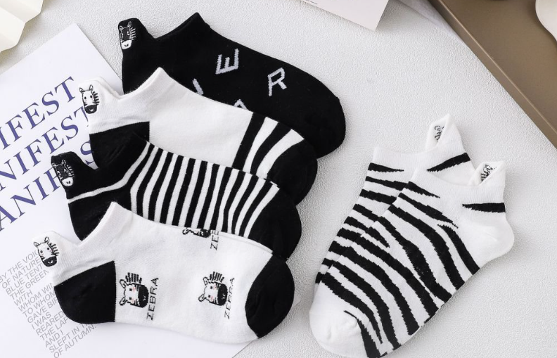 Women’s Zebra Embroidered No Show Sock