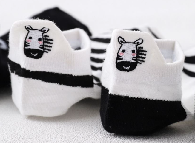 Women’s Zebra Embroidered No Show Sock