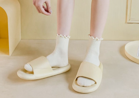 Women’s Ruffle Quarter Sock
