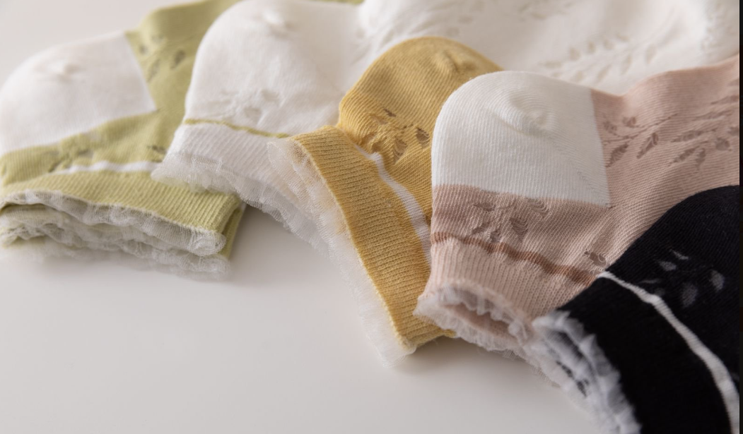 Women's Ankle Sock Leaves Pattern Lace-edged